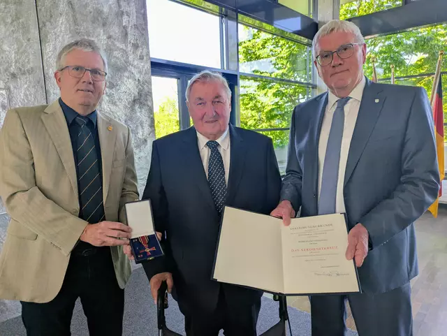 Große Ehre: Begrüßt von Bürgermeister Christoph Becker (links) erhielt Franz Paffenholz von Landrat Sebastian Schuster (rechts) das Bundesverdienstkreuz im Bornheimer Ratssaal. | Foto: fes