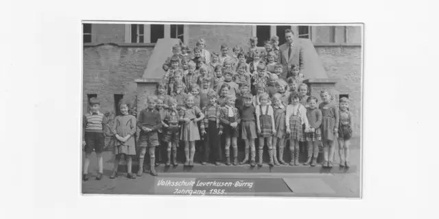 Das historische Foto zeigt die Jungen und Mädchen, die 1955 - also vor 70 Jahren - in Bürrig eingeschult worden waren. Am 13. Juni soll es eine Wiedersehen geben.  | Foto: Bengel