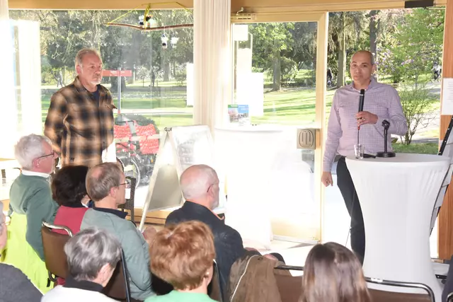 Rainer Mertensacker, Projektleiter des Städtischen Gebäudemanagement, und vom Amt für Wirtschaftsförderung/Liegenschaften dessen Abteilungsleiter Kerim Abdulzahab, erläuterten die Planungen zum Thema der Sanierung der Stadthalle Bad Godesberg.  | Foto: AS