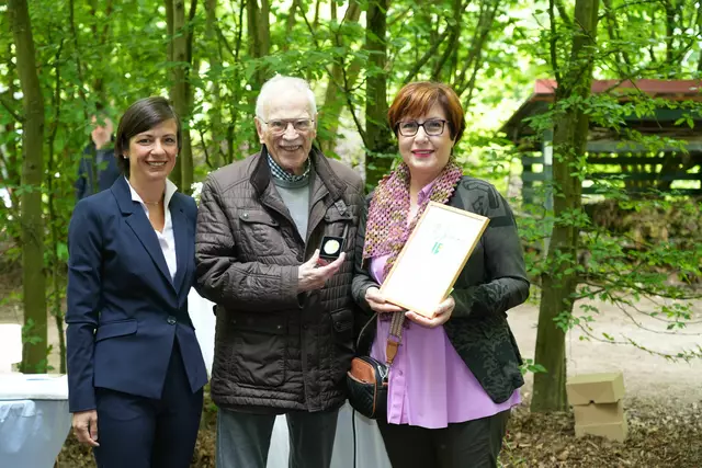 Bürgermeisterin Carolin Weitzel überreicht die Carl-Schurz-Medaille an die Carla Neisse-Hommelsheim, Vorsitzende des Umweltzentrums Friesheimer Busch, und den Ehrenvorsitzenden Hans-Peter Wronka.  | Foto: Stadt Erftstadt