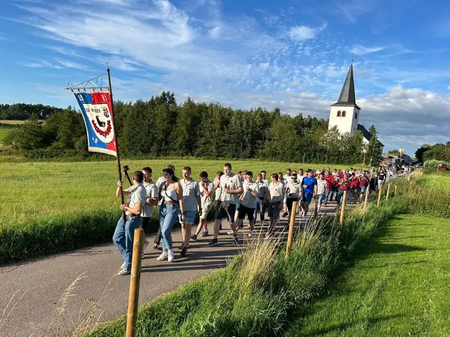 „Kirmes ausbuddeln - und jö!“ Die Mitglieder des Vereinskartells Weyer versprechen ein ausgelassenes Wochenende voller Highlights für Groß und Klein.  | Foto: Veranstalter/Agentur ProfiPress