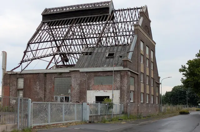 Seit Wochen nur noch ein trauriger Anblick: Auf dem Gelände der alten Sindorfer Glasfabrik sollen bis zu 640 Wohneinheiten entstehen.  | Foto: Zingsheim