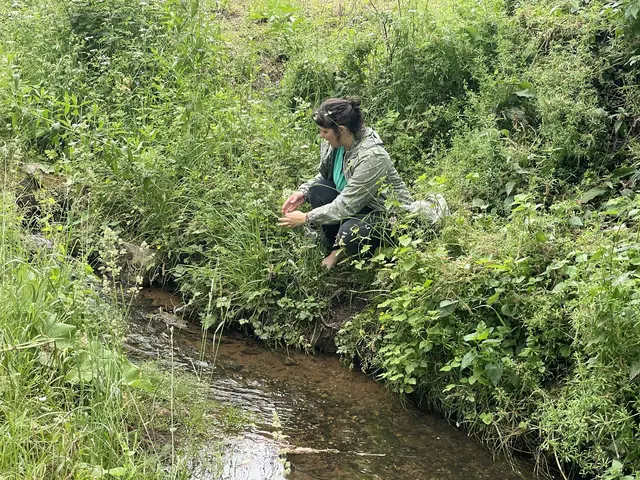 Katja Pelzer an der Stelle, die die Kinder oft zum Wasserzugang benutzt haben. | Foto: Wölfle