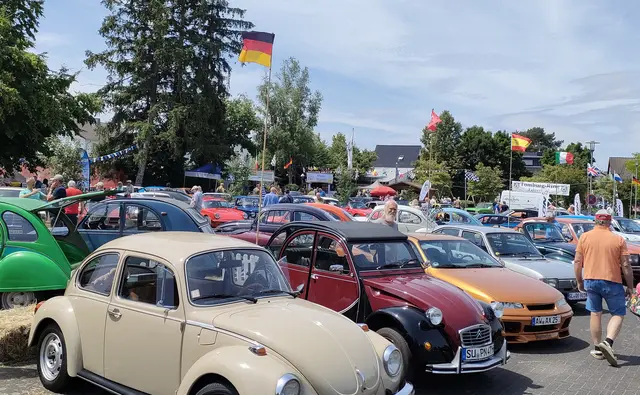 Etwa 300 Oldtimer aus verschiedenen Jahrzehnten glänzten im Sonnenschein. | Foto: Claus Esser