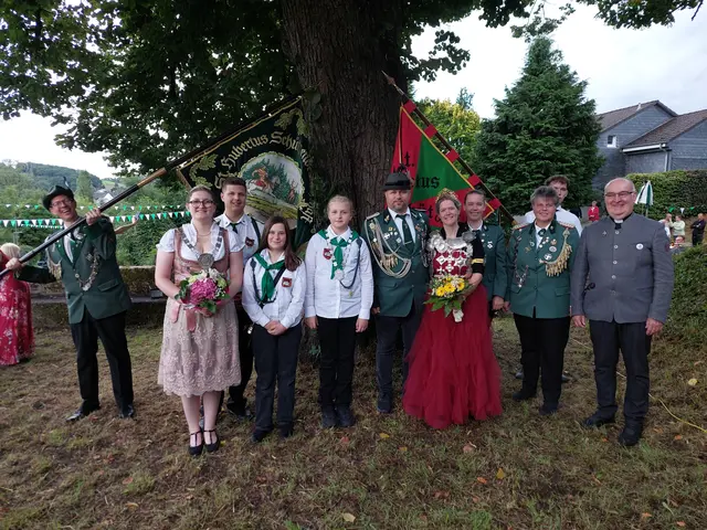 Fahnenträger Holger Löhr, Prinzessin Miriam Karthaus, Adjutant der Prinzessin Jannik Löhr, Adjutantin der Schülerprinzessin Shiva Hartmann, Schülerprinzessin Luisa Gräf, Prinzgemahl Guido Weber, Königin Jenny Weber, Adjutantin der Königin Chantale Reimer, Brudermeisterin Kordula Scheider, Fahnenträger Jonas Granzin, Präses Pastor Lambert Schäfer (v.l.).  | Foto: Jürgen Löhr