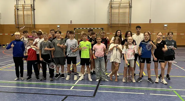 Die Sportklasse 6b der Hermann-Voss-Realschule in Wipperfürth mit Badmintontrainer Samuel Hsiao (hinten r.).  | Foto: BCW