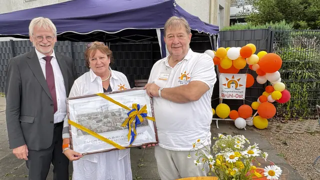  Dieter Freytag überreicht das Bild mit der ehemaligen Zuckerfabrik  an die beiden Vorsitzenden Hans-Hermann Hürth und Bea Reusch.  | Foto: Patricia Banczyk