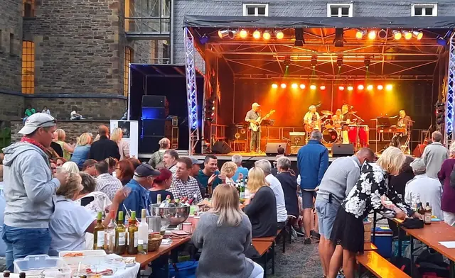 Plaudern, speisen, singen, swingen bei der Parkzeit mit Open-Air-Programm.  | Foto: © KulturLeben