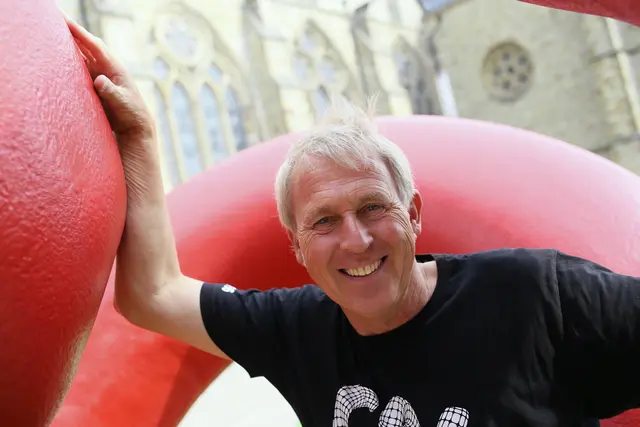 Bildhauer Manfred Webel (Bild) sowie weitere Künstler  sind während der SkulpturZeit vor Ort, um Interessierten ihre Arbeit zu zeigen und sie zum Mitmachen anzuregen.  | Foto: Stadt Troisdorf