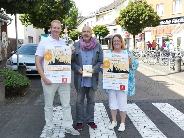 Simon Müller, Stephan Kohn und Natascha Brecht-Kalus vom Werbekreis Hangelar präsentieren stolz das Plakat und das Programm zum diesjährigen „Hangelarer Spektakel“. | Foto: Gast