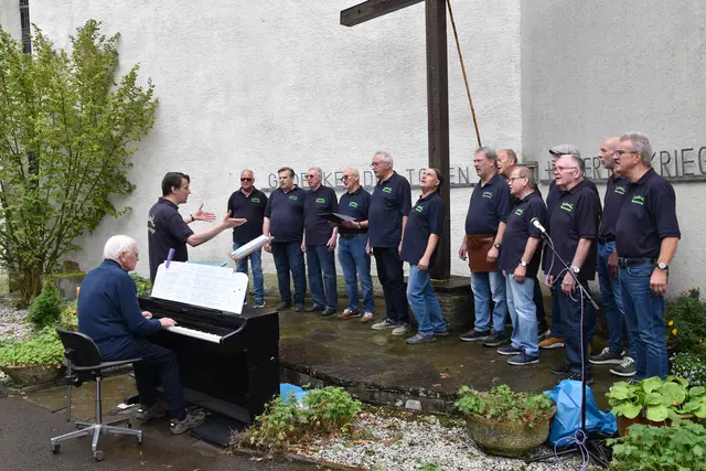 Der MGV Lantenbach, die Lantemicker Männersänger, begeisterten mit ihrer Musikauswahl unter der Leitung von Joachim Kottmann.  | Foto: Christel Franke