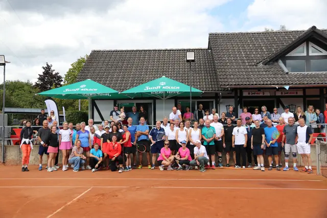 Die Aktiven vor dem Tennisheim.  | Foto: Ernst Vollmer