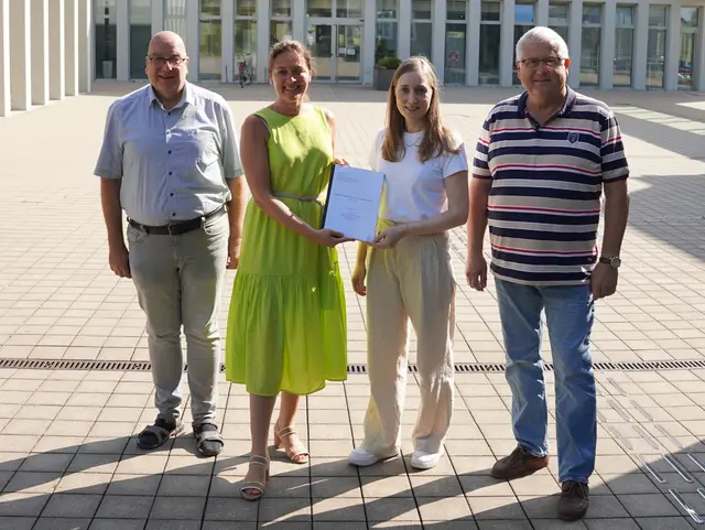 Vivienne Richter überreichte Bürgermeisterin Larissa Weber ihre Masterarbeit. Mit dabei waren Stadtverordneter Eberhard Weber (l.) und Stadtarchivar Volker Wetzlar.  | Foto: © Marktstadt Waldbröl