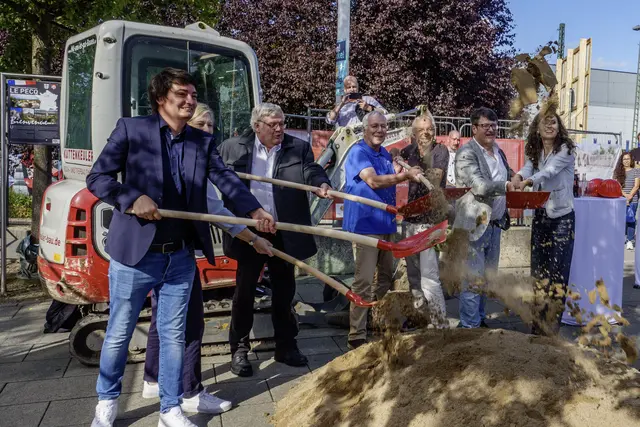 Bürgermeister Mario Dahm, Daniela Hannemann, Andreas Marquardt, Uli Wilke, Klaus Wagner, Andreas Roll und Gertraud Wittmer (v.li.) beim Spatenstich auf dem Place le Pecq. | Foto: Heimermann