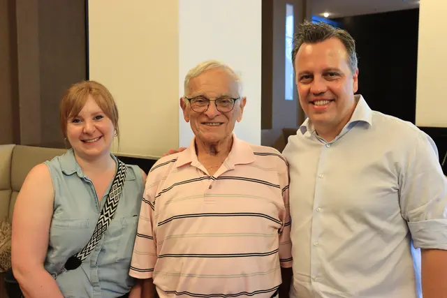 „Willkommen zuhause“ - so hat Sascha Reichelt(rechts) Isel Brzeszinski in Euskirchen begrüßt.  | Foto: Nolden/Stadt EU