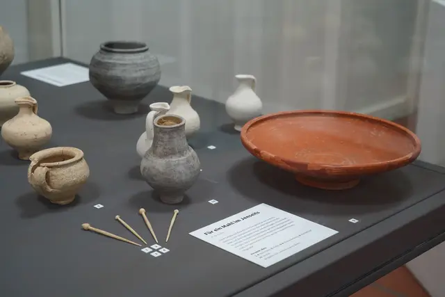 Im Stadtarchiv werden römische Funde aus einer villa rustica in Königsdorf ausgestellt.  | Foto: Stadt Frechen