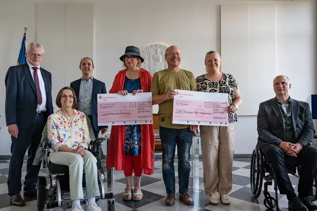 Bürgermeister Dieter Freytag, Silke Katzfuß (stellvertretende Vorsitzende Inklusionsbeirat), Clemens Krämer (Vorsitzender „Brühl inklusiv e.V.“), Magdalena Pryydun (Autismus-Selbsthilfegruppe), Stefan und Kerstin Peusmann (Inklusionscoaches DLRG) sowie Ralf Bauer (Vorsitzender Inklusionsbeirat). | Foto: Bernd Möllmann
