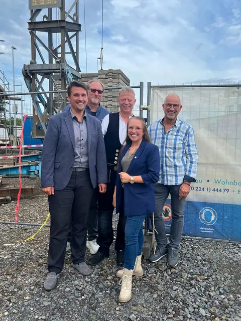 Vorfreude auf die neue Kita bei (von links): Bürgermeister Alexander Biber, Jugendamtsleiter Dr. Markus Wüst, Zimmermann Christian Zessin, Sarah Schenkelberg, Jörg Schenkelberg.  | Foto: Stadt Troisdorf