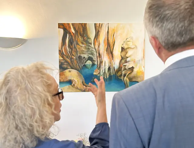 Der Kunstverein Wesseling und das Dreifaltigkeits-Krankenhaus freuten sich über eine erfolgreiche Vernissage zur Ausstellung „Die Macht der Imagination“, die noch bis zum 5. Oktober in der Cafeteria zu sehen ist.  | Foto: Haas