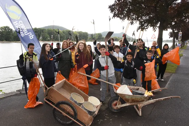 Das Engagement von Schülerinnen und Schülern der Gertrud-Bäumer-Realschule, die sich für den Umweltschutz am Rheinufer engagieren, war bei der jüngsten RhineCleanUp-Aktion enorm.  | Foto: AS