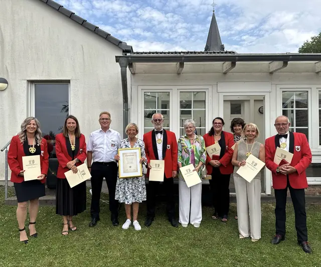 Das Jubiläumsfest der KG Ülekrade Ülpenich bot den passenden Rahmen, um verdiente Närrinnen und Narren für deren ehrenamtliches Engagement offiziell zu ehren.  | Foto: KG Ülekrade