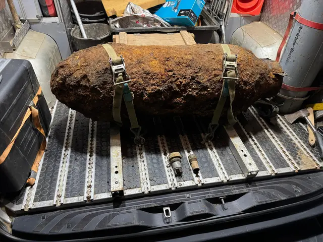 Entschärft und gesichert: Diese 250 Kilogramm schwere, amerikanische Bombe auzs dem 2. Weltkrieg hatte am Abend in Kierdorf für Aufregung und einen Großeinsatz von Polizei und Feuerwehr gesorgt. | Foto: Mettke/Feuerwehr Erftstadt