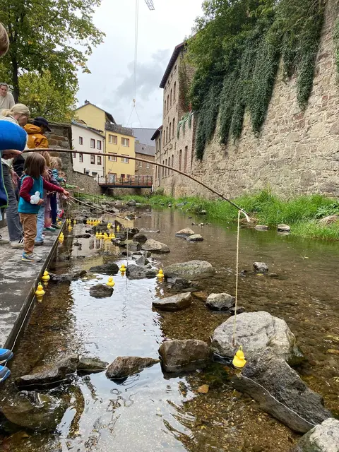 Entenangeln entlang der historischen Stadtmauer.  | Foto: Kinderschutzbund