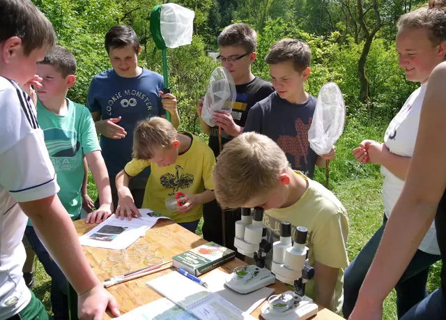 In Waldbröl wurde 2024 eine NABU-Kindergruppe gegründet, hier beim Anlegen eines „Sandariums“.  | Foto: Reiner Stegemann