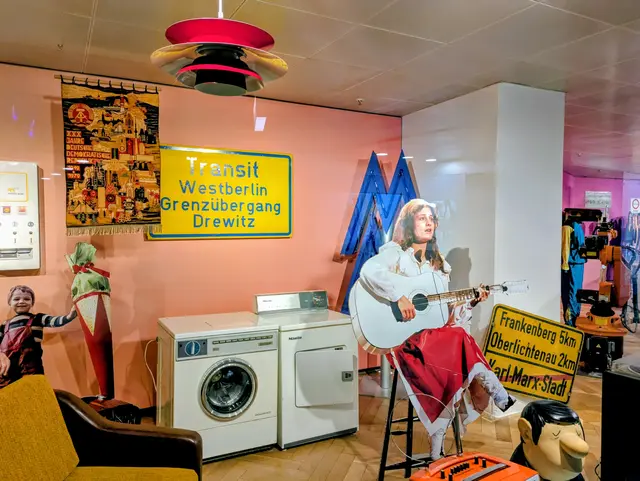 „Du bist neugierig?“ - Die Schaufenstergalerie an der U-Bahnhaltestelle Heussallee/Museumsmeile soll Appetit machen auf die neue Dauerausstellung im Haus der Geschichte.  | Foto: fes