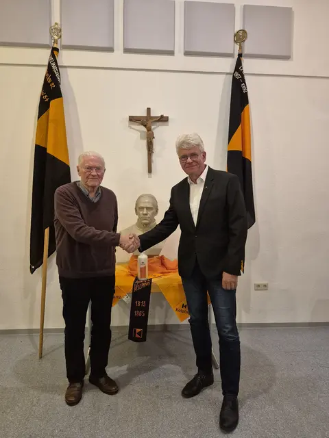 Handschlag Vorsitzender Kolpingsfamilie Lindlar, Rudi Langen mit Vorsitzendem Kolpingsfamilie Frielingsdorf, Gerhard Schulte. | Foto: Stefan Radermacher