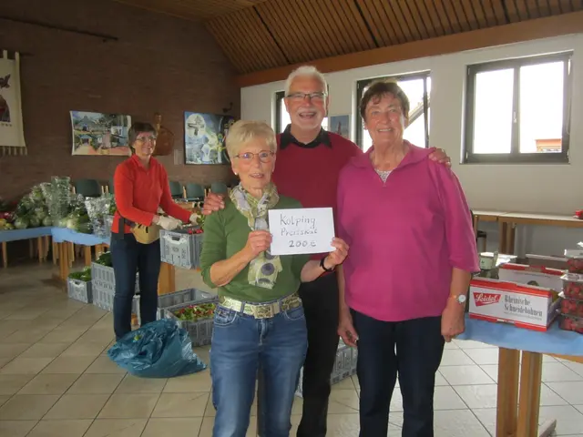 Die letzte Spendenübergabe an die Vertreterinnen von „Tischlein-Deck-Dich“ im Pfarrheim (v.l.n.r.): Martha Wallendszus, Kolpingvorsitzender Dieter Rondorf und Renate Dunkelberg.  | Foto: Kolping