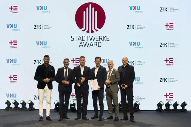 Jarno Wittig, VKU Service GmbH, VKU-Chef Ingbert Liebing, SWB-Chef Olaf Hermes, SWB-Kommunikationsleiter Jürgen Winterwerp mit Trianel-Geschäftsführer Sven Becker und dem ZfK-Chefredakteur Klaus Hinkel anlässlich der Übergabe des Sonderpreises des Stadtwerke-Awards in Mainz (v.l.n.r.).  | Foto: VKU Service GmbH / Jonathan Goepfert