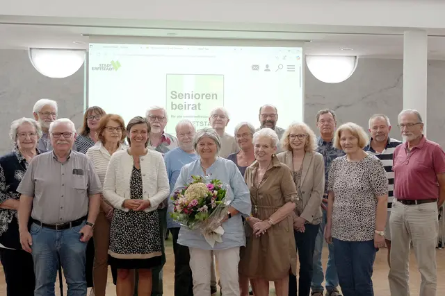 Stellvertretend für alle Engagierten erhielt die Vorsitzende des Seniorenbeirates, Helga Berbuir, einen Blumenstrauß, verbunden mit einem großen Dankeschön von Bürgermeisterin Carolin Weitzel, das sich an alle Gremiumsmitglieder richtete. | Foto: Stadt Erftstadt/Düster
