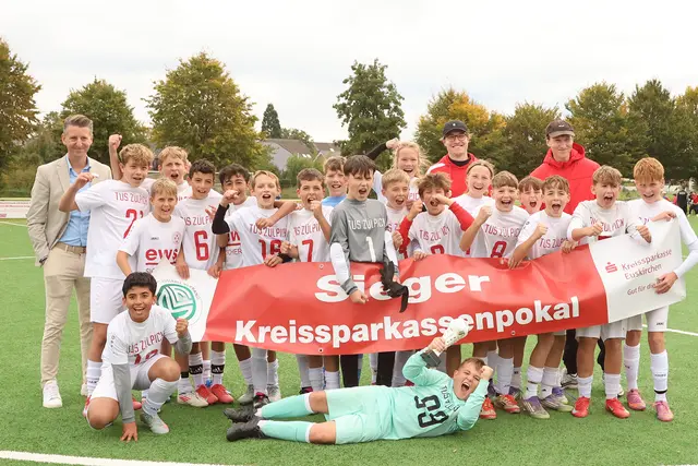 Feierlaune herrschte bei den D-Junioren vom TuS Chlodwig Zülpich, nachdem KSK-Pressesprecher Marius Linden (hinten links) den Pokal überreichte.  | Foto: Bild: Tameer Gunnar Eden/epa