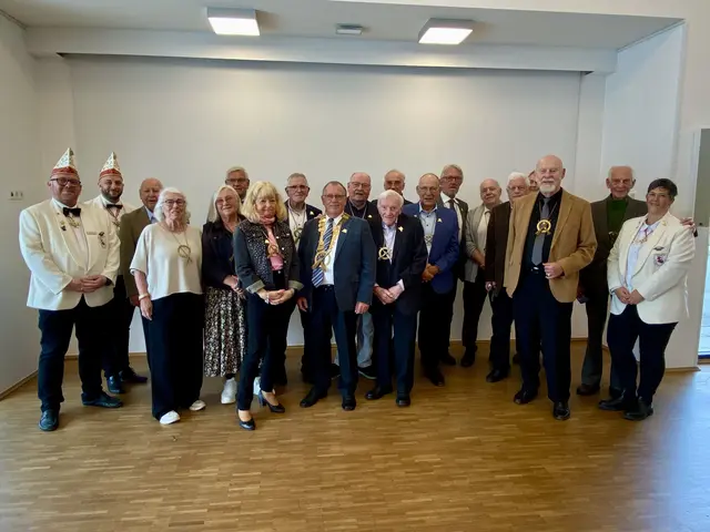 Herbert Schmitz bekam den Bessemsbenger Orden der KG Rot-Weiß Lindlar.  | Foto: (c) Verein