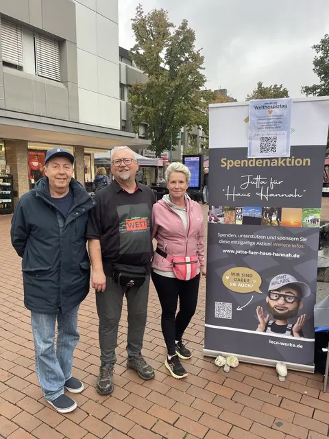 Bezirksbürgermeister Michael Wenzel begrüßte Andreas Forster auf dem Theaterplatz in Bad Godesberg.  | Foto: as