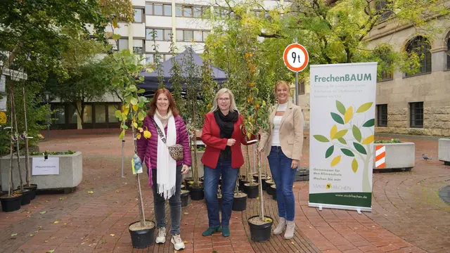 Initiatorin Ilse Zilken-Heuseler, Bürgermeisterin Susanne Stupp und die Erste Beigeordnete und Kämmerin Gudrun van Cleef überreichten die Bäume vor dem Frechener Rathaus.  | Foto: Stadt Frechen