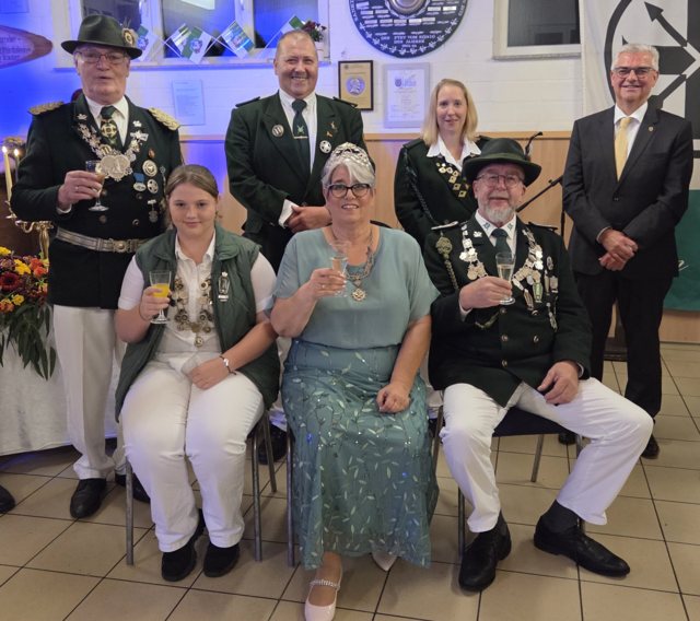 Brudermeister und Bezirksundesmeister Gottfried Schmitz (links) und Bürgmeister Dr. Marc Prokop (rechts) mit Schülerprinz Zoe Gerhardt (2.v.l.) und dem Kaiserpaar Dieter und Claudia Pankratz (sitzend). | Foto: Schützenbruderschaft St. Pantaleon 1872 Badorf-Eckdorf e.V.