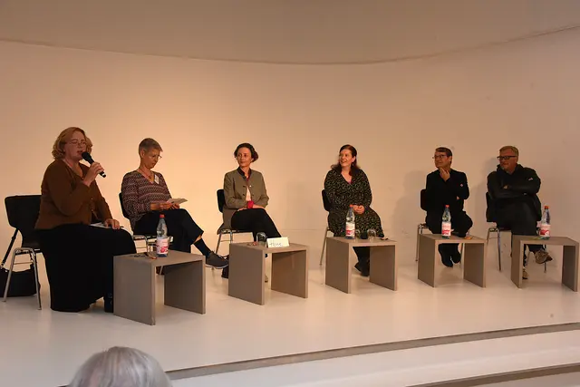 Dr. Ebba Hagenberg-Miliu (li.) moderierte die Podiumsdiskussion im Schauspielhaus. Auf dem Podium saßen Tanja Heine, Professorin Dr. Anna-Katharina Hornidge, Kathrin Seelige und Pater Dr. Gianluca Carlin sowie Jens Groß  | Foto: AS