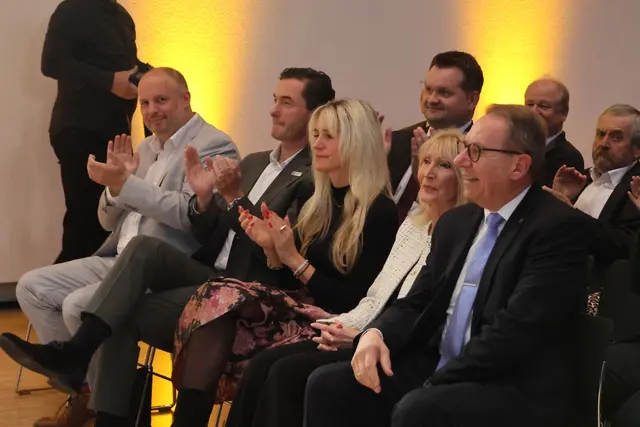 Landrat Jochen Hagt (v.r.) mit Ehefrau und Tochter, daneben Dr. Thomas Wilk und Matthias Thul. | Foto: Michael Kupper