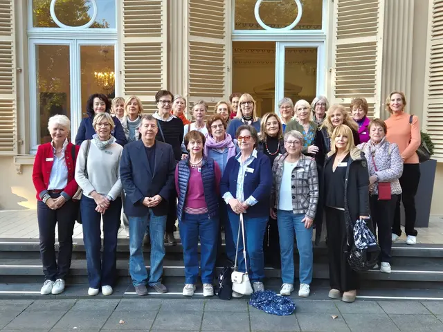 Am Haus an der Redoute begrüßte der Bad Godesberger Bezirksbürgermeister Michael Wenzel die Mitglieder des Verein für Frauen für europäische Freundschaft sowie ihre Gäste aus Italien.  | Foto: AS