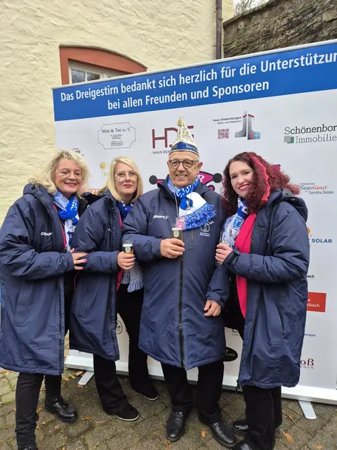 Präsident und Damendreigestirn.   | Foto: Sebastian Rau