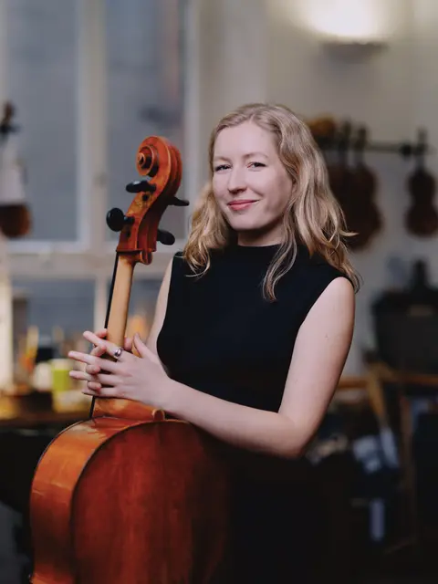 Cellistin Anouchka Hack wird für ihre Interpretation von Beethovens C-Dur-Sonate geehrt.   | Foto: Clara Evens