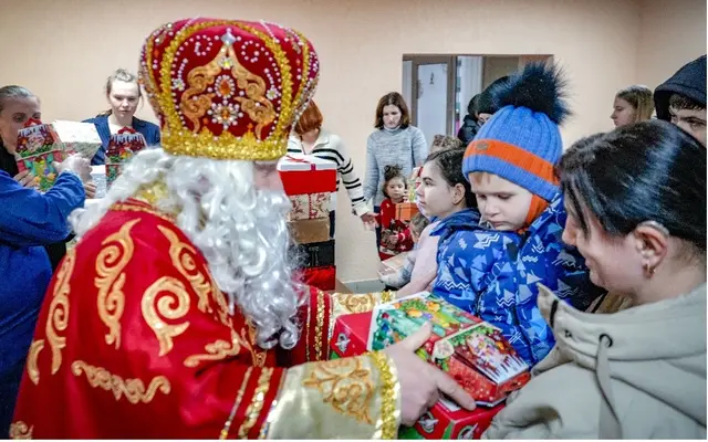 Bescherung für Kinder in Butscha im vergangenen Jahr durch einen orthodoxen Nikolaus.  | Foto: City of Butscha