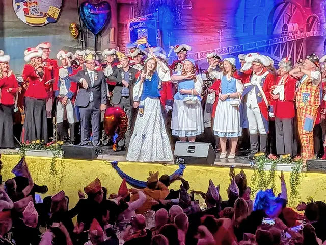 Zwischen Tradition und Moderne: OB Guido Déus proklamierte „Humoragentin“ Judith Rötten zu Wäscherprinzessin Judith I.  | Foto: fes