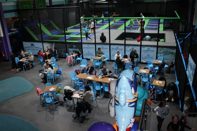 Erwachsene Begleitpersonen können bei Espresso und Café Latte im Loungebereich warten, während ihre Kinder sich auspowern.  | Foto: Kerstin Rottland/pp/Agentur ProfiPress