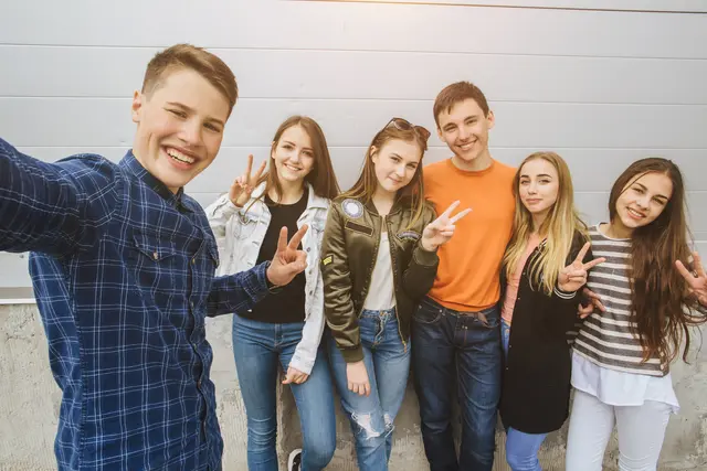 Im Fokus der Befragung stehen zentrale Themen aus der Lebenswelt junger Menschen. | Foto: anatoliycherkas/adobe.stock.com (Symbolfoto)