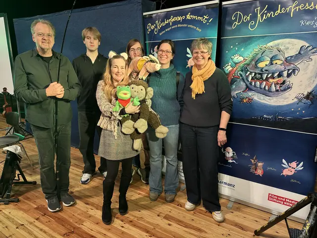 Autor Klaus Strenge und sein Ensemble nahmen die Kinder mit in die fantastische Welt „Kobalat“.  | Foto: KoBIZ, Kreis Euskirchen