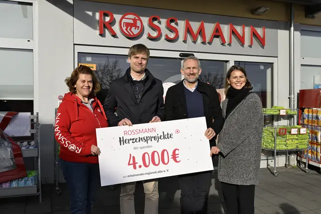 Steven Hofmann (zweiter von links), Geschäftsleitung Nonfood bei der Dirk Rossmann GmbH, überreicht die 4.000-Euro-Spende an Jörg Schumacher (zweiter von rechts). | Foto: Hannah Hof