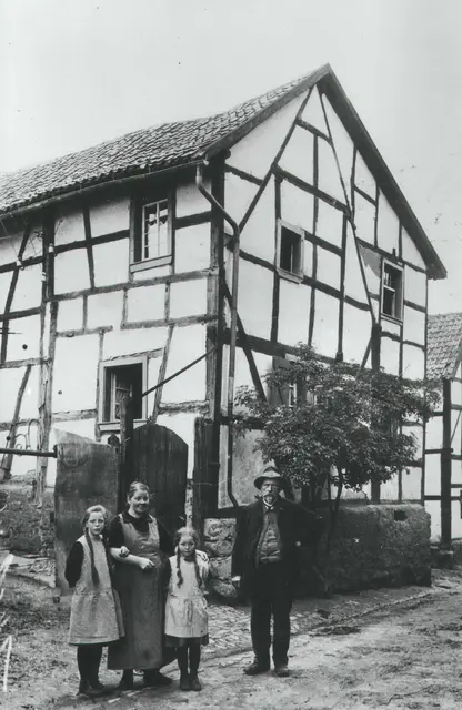 Maria und Anna Wey mit Mutter Katharina geb. Janes und Karl-Josef Eschweiler („Schölle Karl“). | Foto: Repro: ml/pp